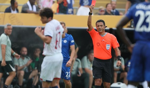 Joao Neves kéo tóc Cucurella, nguy cơ nhận án phạt từ FIFA