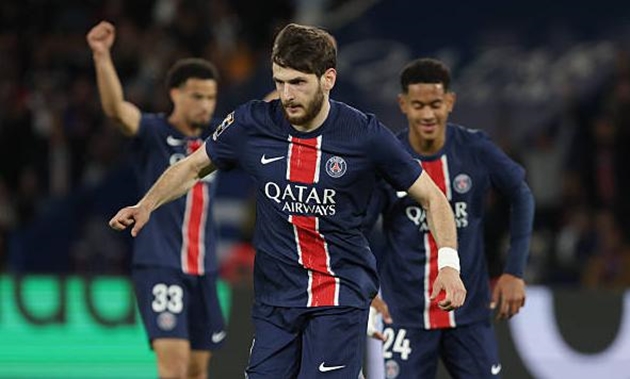 Kvaratskhelia lập cú đúp, PSG thắng dễ Auxerre