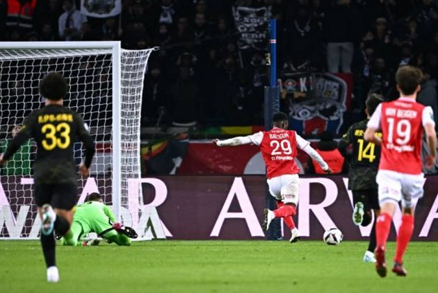 Lãnh thẻ đỏ nghiệt ngã, PSG mất điểm phút cuối