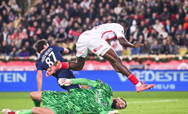 Lẽ ra cầu thủ Monaco đạp Donnarumma phải lãnh thẻ đỏ