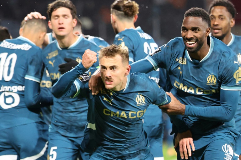 Ligue 1: De Zerbi thở phào; Phong độ của Cherki