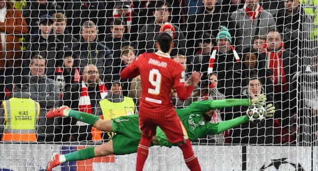 Liverpool bị loại đau đớn: Arne Slot đã sai ở đâu?