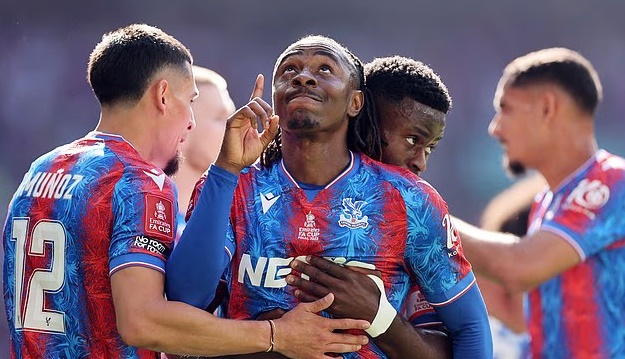 Lyon bị giáng hạng, Palace sáng cửa dự Europa League