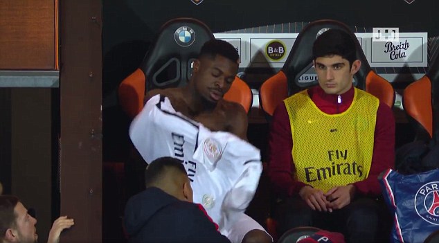 Mất gần 10 phút để vào sân thay người, hậu vệ PSG tỏ rõ thái độ với Unai Emery