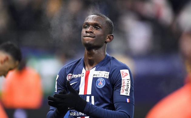 Mất “ngọc quý” 18 tuổi vào tay Bayern, NHM PSG phẫn nộ: “Cậu ta nghĩ cái quái gì thế?”