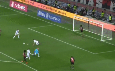 Mbappe bị chế nhạo sau pha bỏ lỡ trước khung thành trống