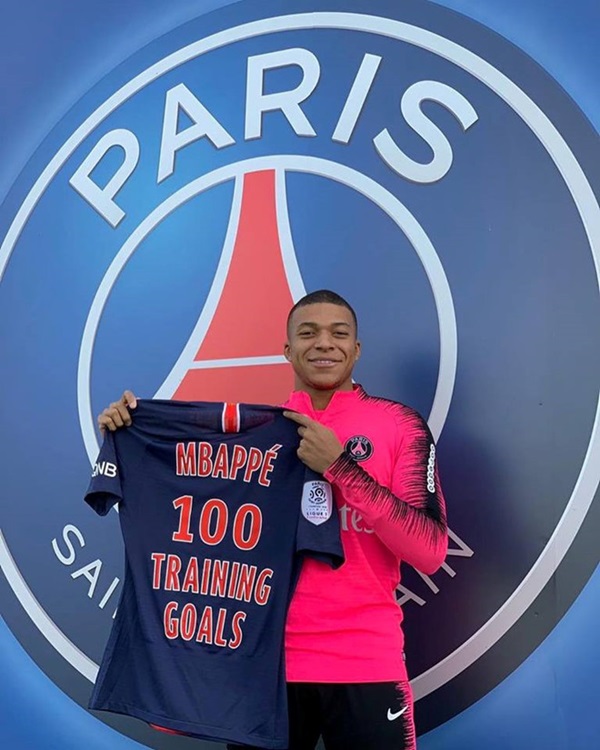 Mbappe bị chỉ trích vì ăn mừng bàn thắng thứ 100 trên sân tập
