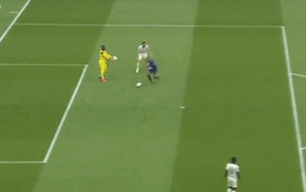 Mbappe cười tươi sau pha ghi bàn ‘dễ nhất sự nghiệp’