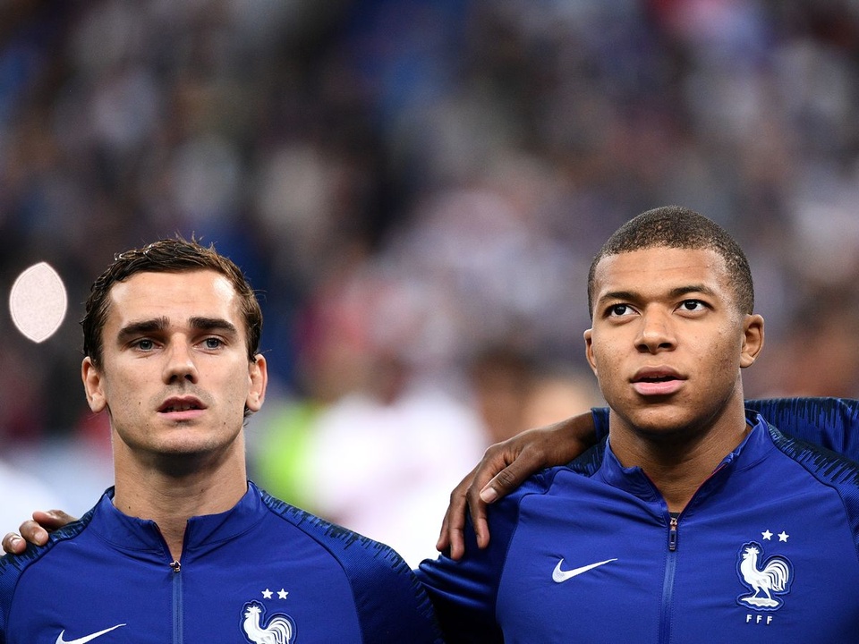 Mbappe gặp Griezmann để nói về tấm băng đội trưởng