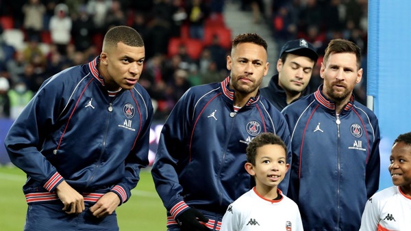 Mbappe khiến phòng thay đồ PSG sôi sục