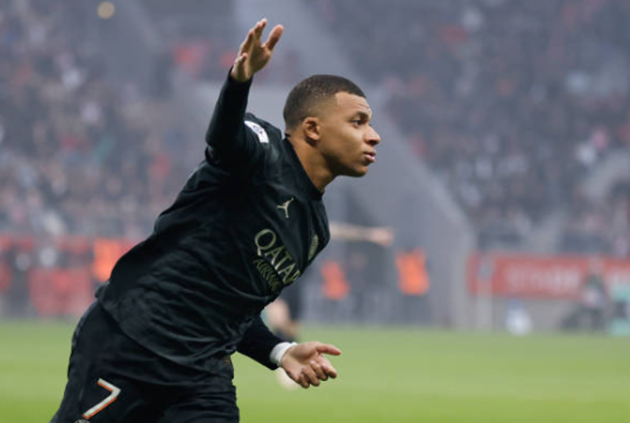 Mbappe lập hattrick, PSG chiếm đỉnh bảng Ligue 1