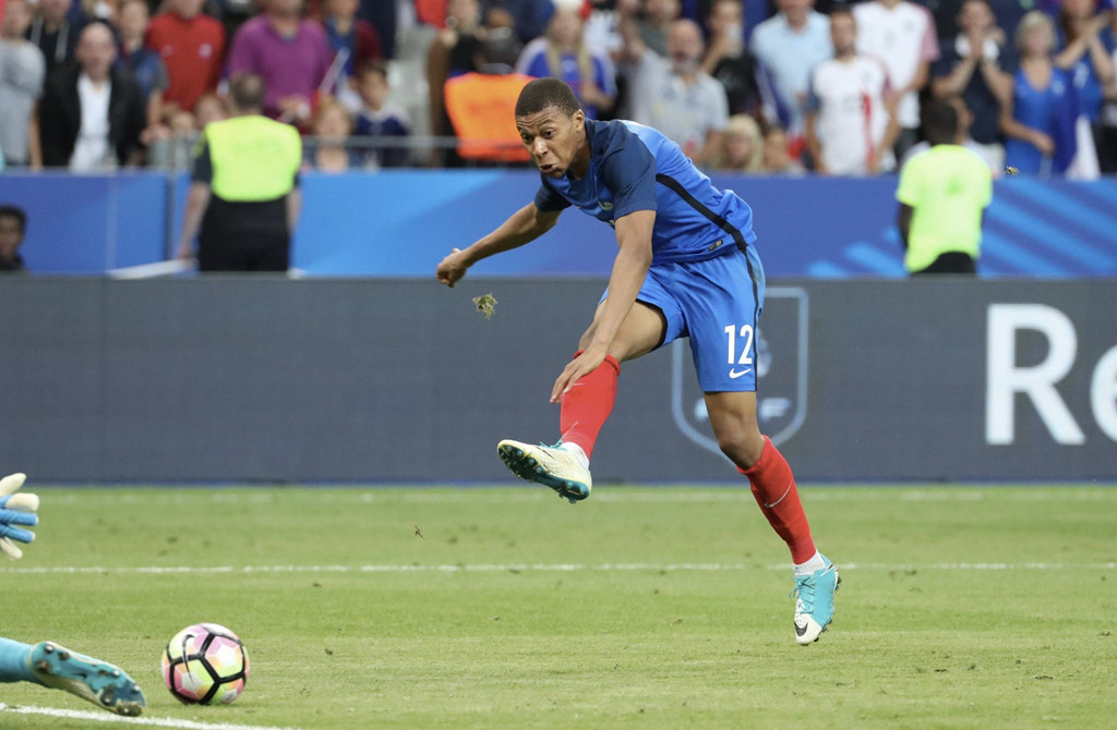 Mbappe lập kỷ lục trong ngày cập bến PSG