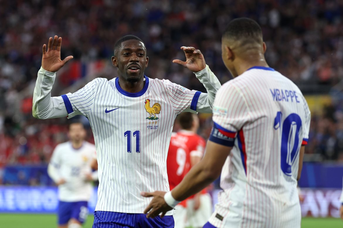 Mbappe lùi lại, ủng hộ Dembele chạm tay vào Quả bóng Vàng