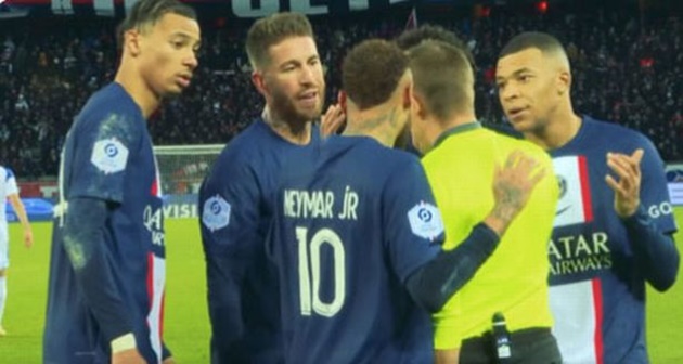 Mbappe quát tháo: “Ông không thể cho Neymar thẻ đỏ”