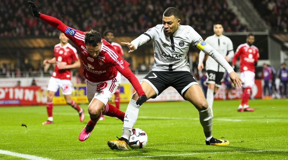 Mbappe thoát thẻ đỏ sau hành động phi thể thao