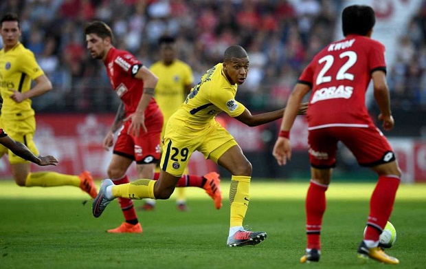 Mbappe thừa nhận gặp khó tại vị trí mới trong đội hình PSG