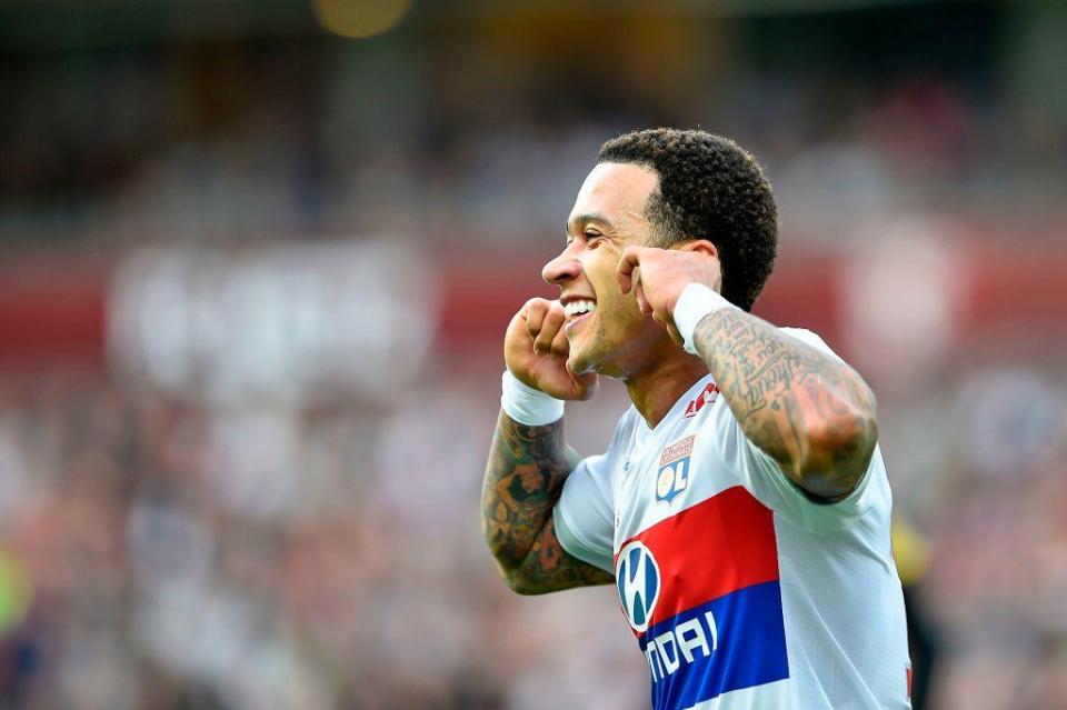 Memphis Depay lập siêu phẩm đá phạt trong ngày khai màn Ligue 1