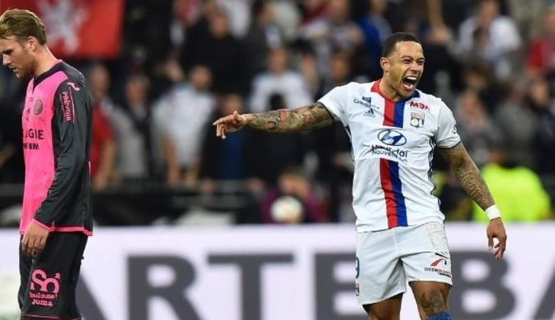 Memphis Depay lập siêu phẩm từ giữa sân giúp Lyon hủy diệt Toulouse