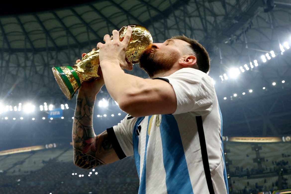 Messi gia hạn PSG: Sau World Cup là Champions League