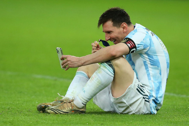 Messi, lối rẽ trái đoạn đường tình…
