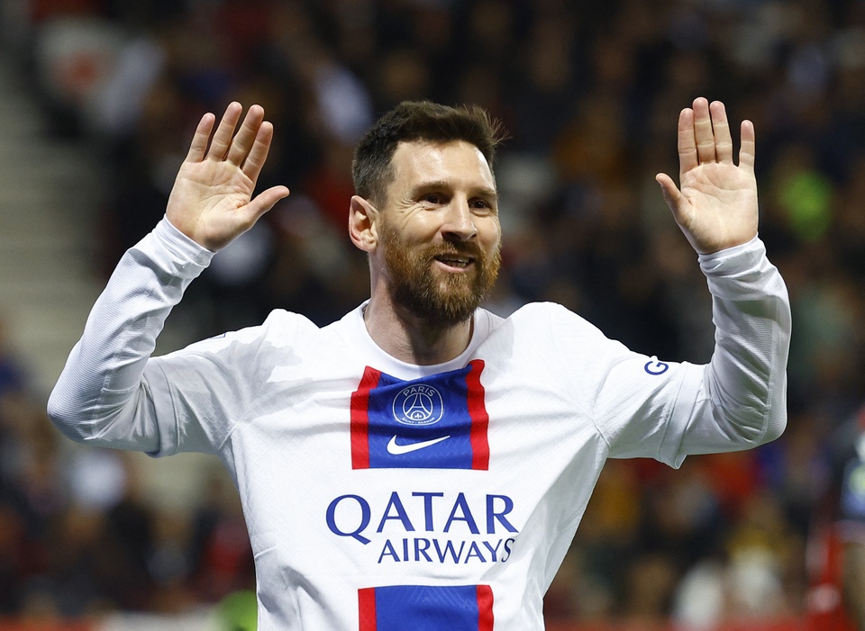 Messi vượt thành tích ghi bàn tại châu Âu của Ronaldo
