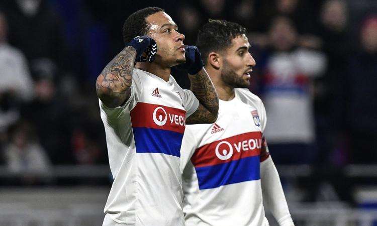 Mục tiêu của Man Utd và Liverpool ẩu đả trên sân tập, mở đường ra đi