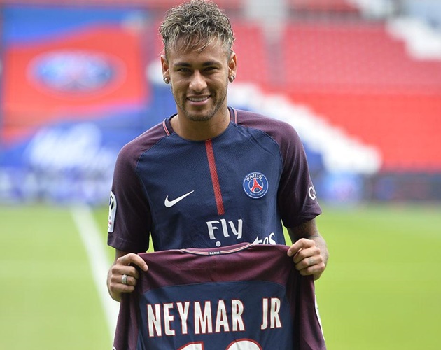 Neymar bất ngờ phớt lờ Messi