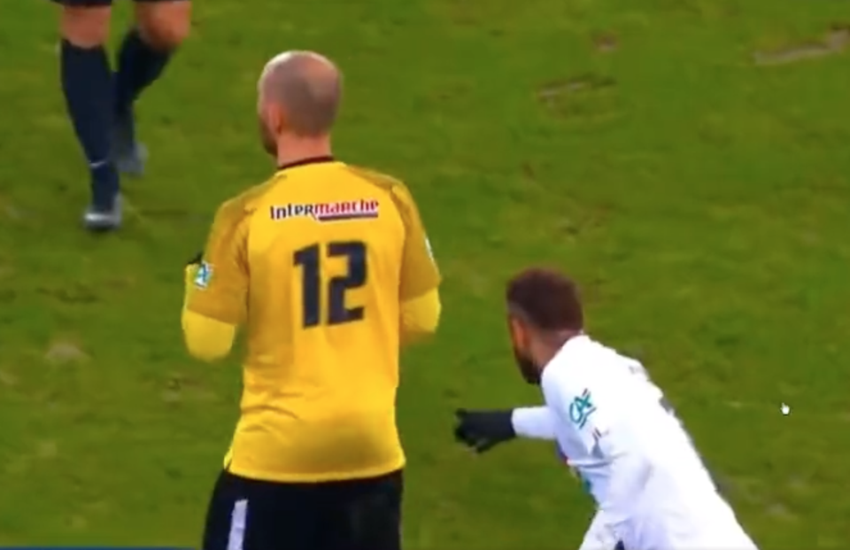 Neymar bị đối phương phớt lờ