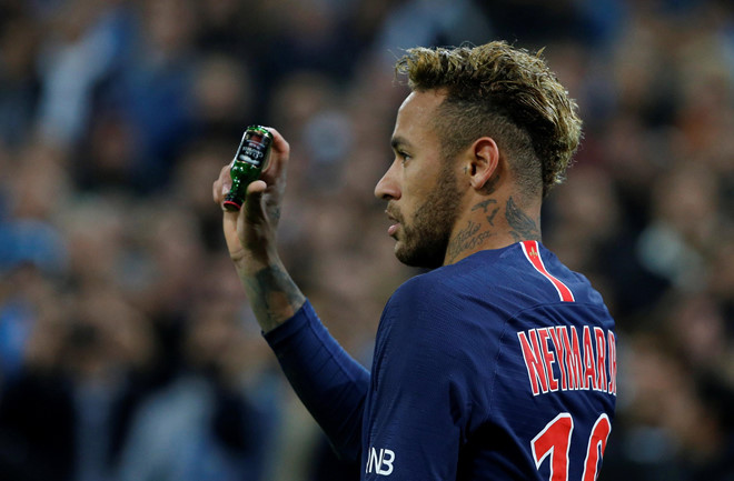Neymar bức xúc vì bị ném chai nước, lọ thủy tinh vào người