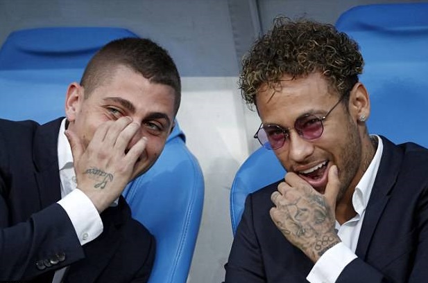 Neymar gượng gạo nhận cúp quốc gia Pháp cùng đồng đội