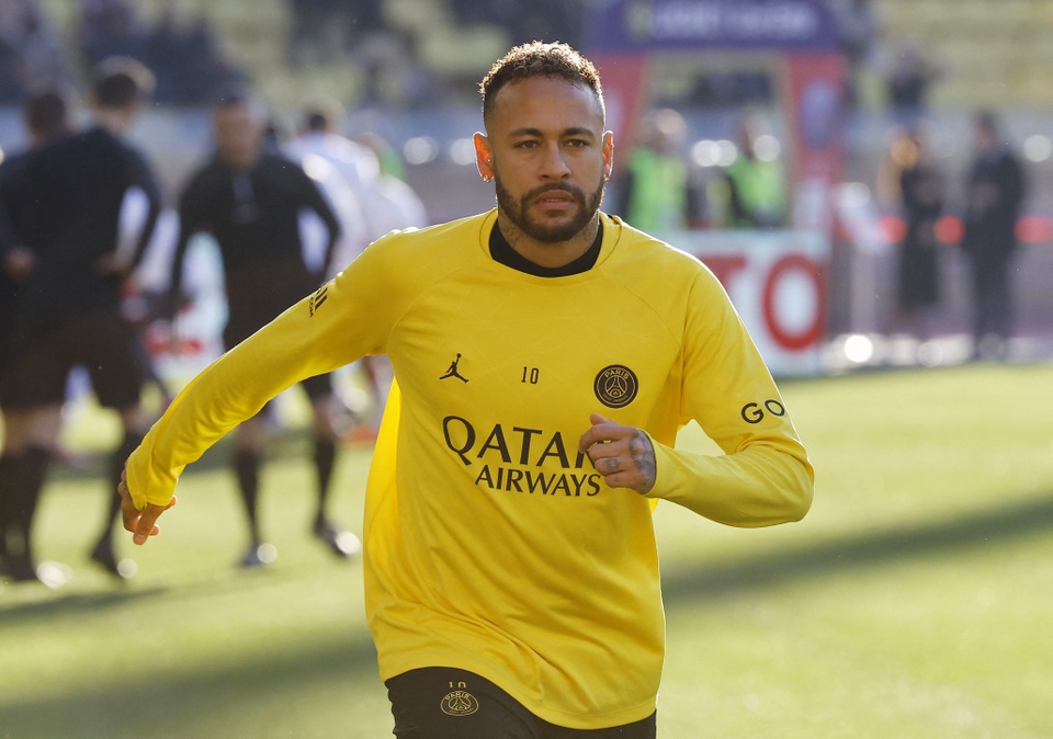 Neymar tranh cãi với sếp PSG