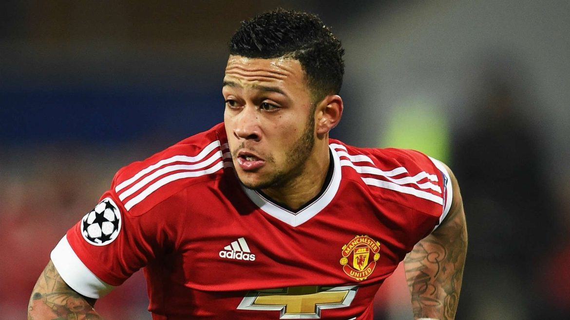 Nghe HLV Lyon kể tội thế này, M.U còn muốn mua lại Memphis Depay?