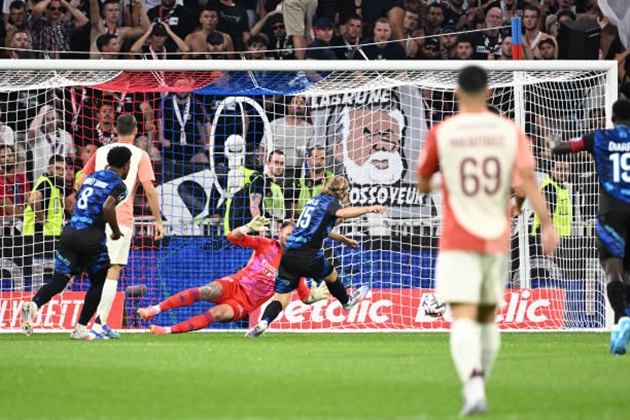 Ngược dòng quả cảm, Matic, Lacazette có 3 điểm đầu tiên với Lyon