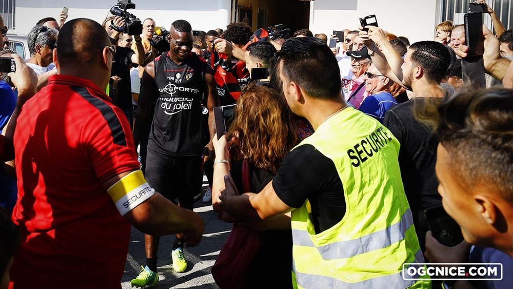 “Người thừa” Mario Balotelli tạo nên cơn sốt trên đất Pháp