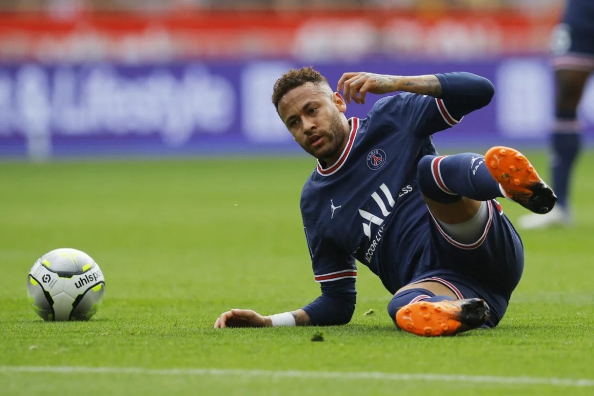 Nhà báo Pháp: “Neymar thường say xỉn và lười tập”