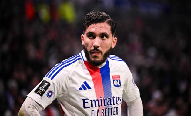 Nhòm ngó sao Lyon, Liverpool nhận cảnh báo