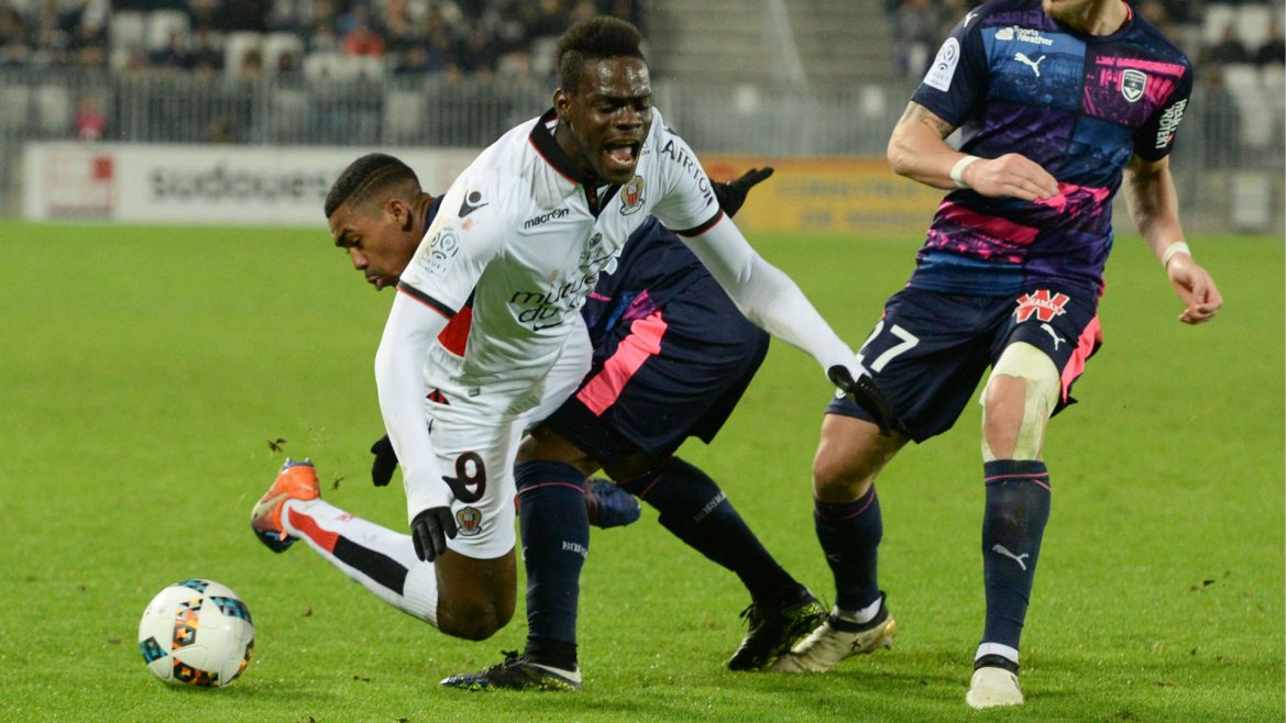 NÓNG: Balotelli lại gây hoạ, bỏ banh đá người