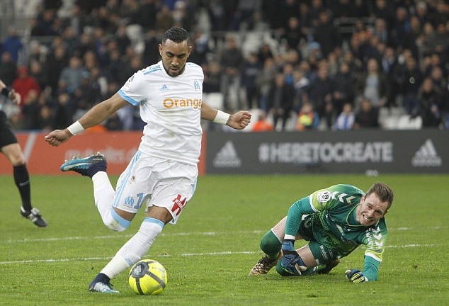 Payet khiến thủ môn đối phương chấn thương vì pha đi bóng đẳng cấp