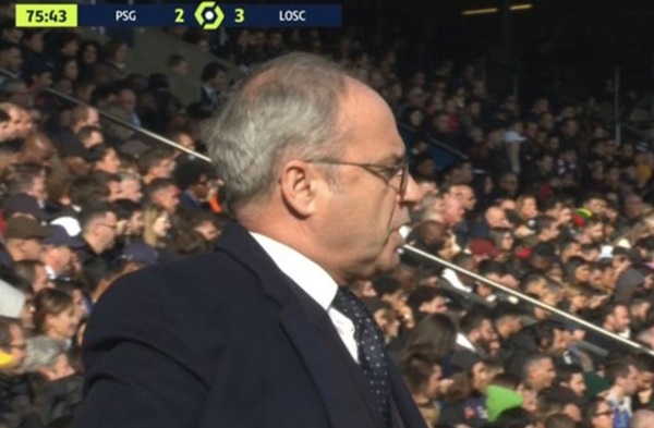 Phản ứng của HLV PSG khi giám đốc thể thao xuống sân chỉ đạo
