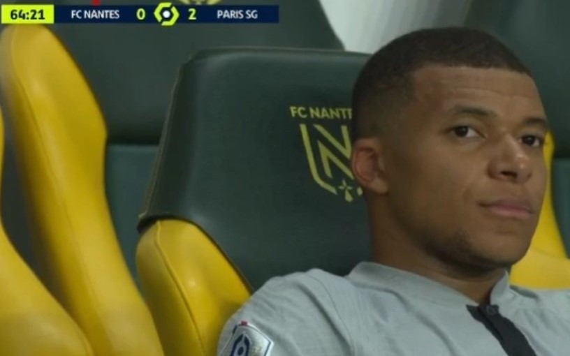 Phản ứng của Mbappe khi bị thay ra từ phút 63