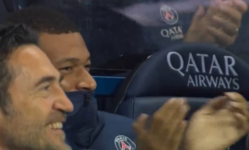 Phản ứng của Mbappe khi Messi đá phạt thành bàn