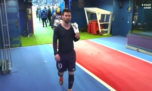 Phản ứng của Messi khi bị CĐV PSG la ó