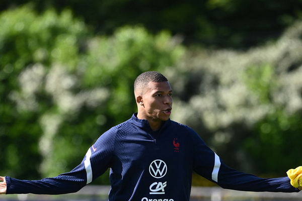 Pháp căng thẳng vì Mbappe: Deschamps kỳ vọng Tchouameni