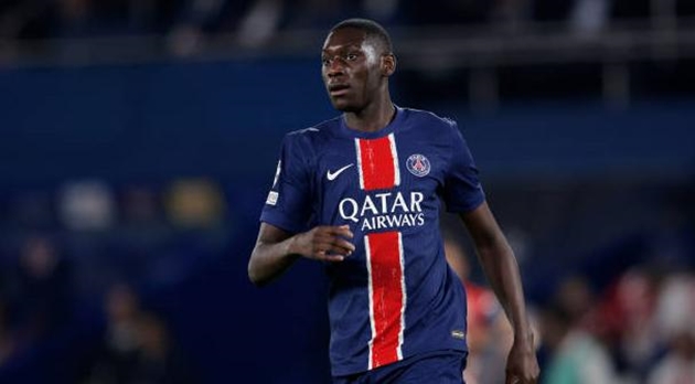 PSG cân nhắc bán rẻ Kolo Muani