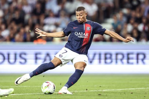 PSG đón cú sốc trong ngày Mbappe tái xuất