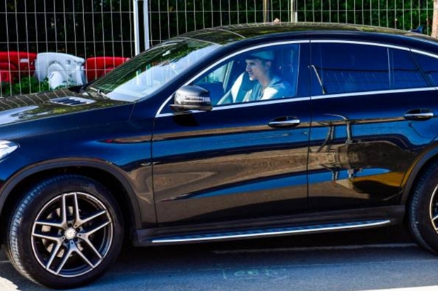 PSG hội quân, ngày hội khoe xe tại Paris