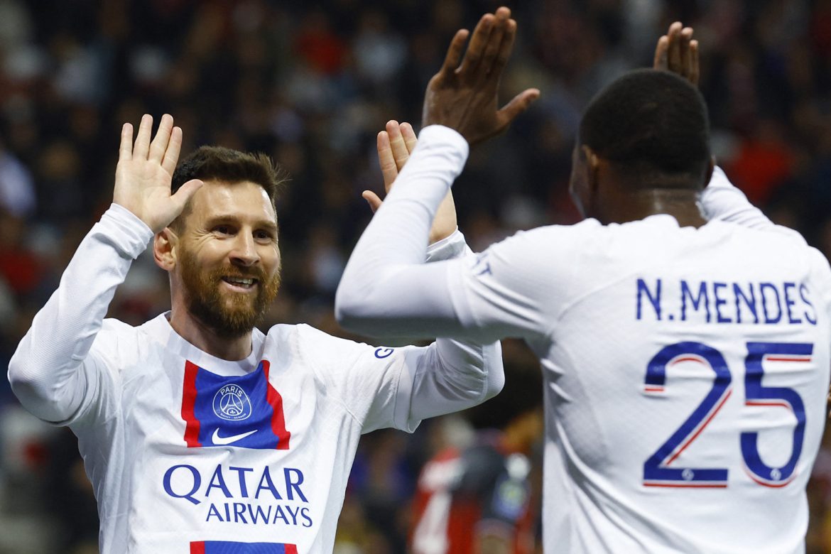 PSG lỗ kỷ lục, khó giữ chân Messi