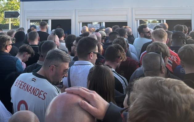 Quá điên rồ! Hành động tồi tệ với fan MU