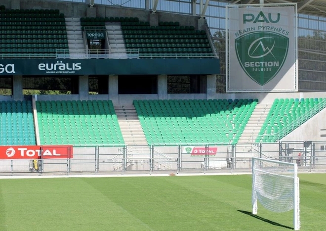 Quang Hải sắp đá trên sân thi đấu rugby