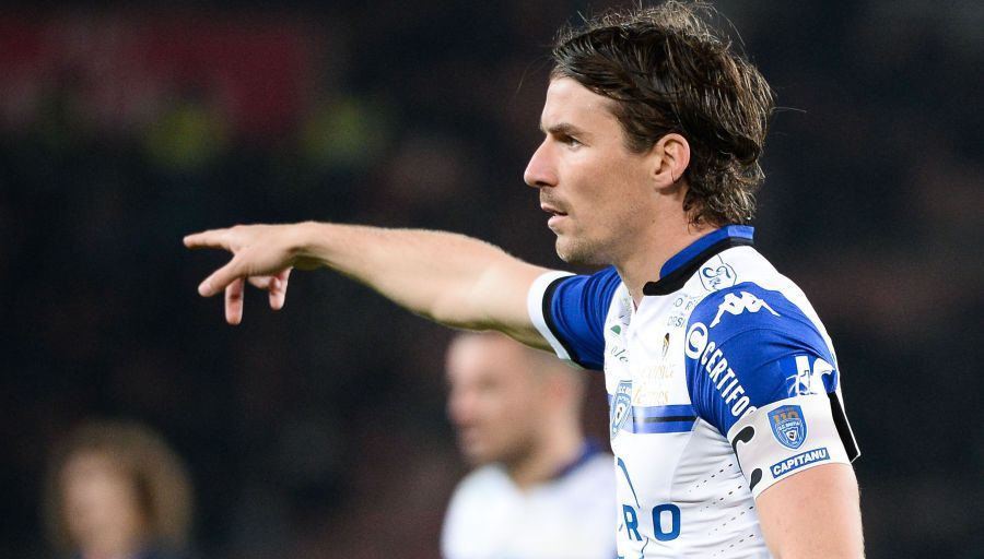 Rời sân thay người, sao Ligue 1 ăn ngay thẻ đỏ